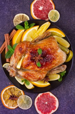 Neşeli Noel hindisi portakal, limon ve kireç ile pişmiş. Bardak kırmızı şarap ve mumlar