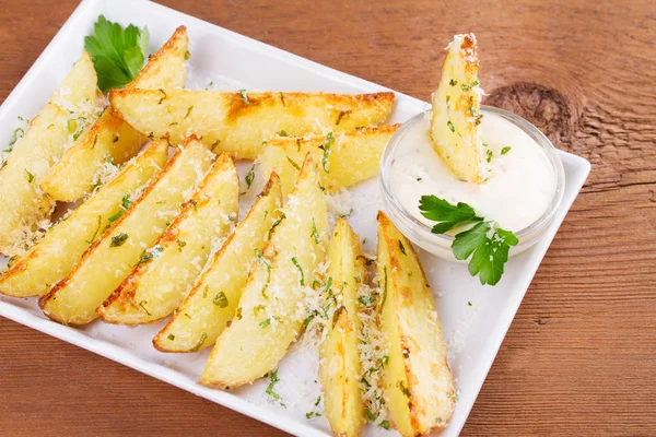 Pişmiş parmesan patates dilimleri