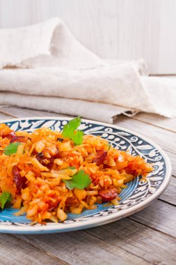 Sosis, havuç, soğan ve domates ile haşlanmış lahana