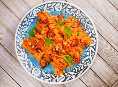 Sosis, havuç, soğan ve domates ile haşlanmış lahana