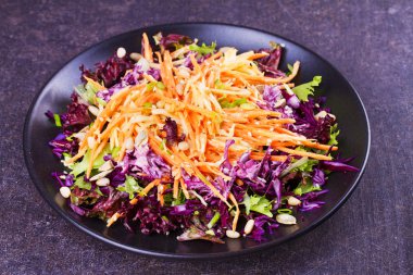 Kırmızı ve Beyaz lahana, havuç, marul, soğan, fındık ve tohum salata. Kış salatası