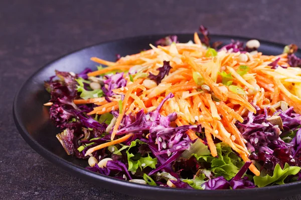 Repolho vermelho e branco, cenoura, alface, cebolinha, nozes e salada de sementes. Salada de inverno — Fotografia de Stock