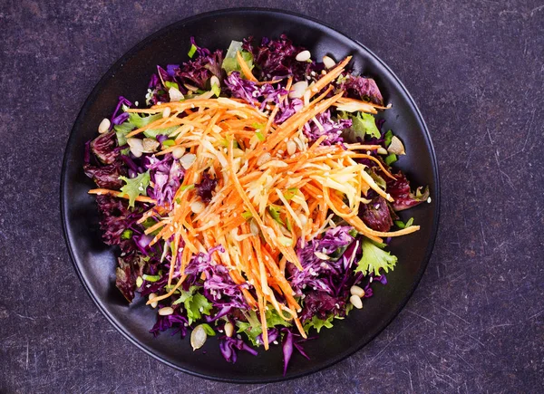 Repolho vermelho e branco, cenoura, alface, cebolinha, nozes e salada de sementes. Salada de inverno — Fotografia de Stock