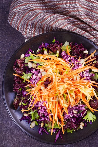 Col roja y blanca, zanahoria, lechuga, cebolla de primavera, nueces y ensalada de semillas. Ensalada de invierno — Foto de Stock