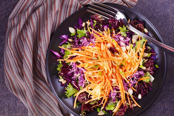 Repolho vermelho e branco, cenoura, alface, cebolinha, nozes e salada de sementes. Salada de inverno — Fotografia de Stock