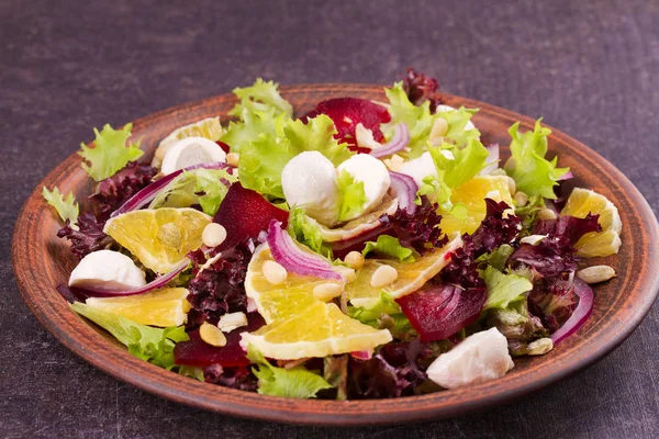 Mozzarella, Laranja, Beterraba, Cebola Vermelha, Nozes e Sementes Salada — Fotografia de Stock