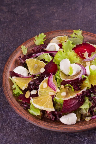 Ensalada de mozzarella, naranja, remolacha, cebolla roja, nueces y semillas — Foto de Stock