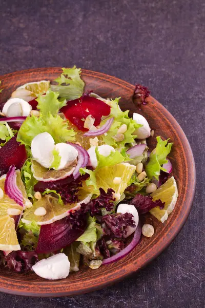 Ensalada de mozzarella, naranja, remolacha, cebolla roja, nueces y semillas —  Fotos de Stock