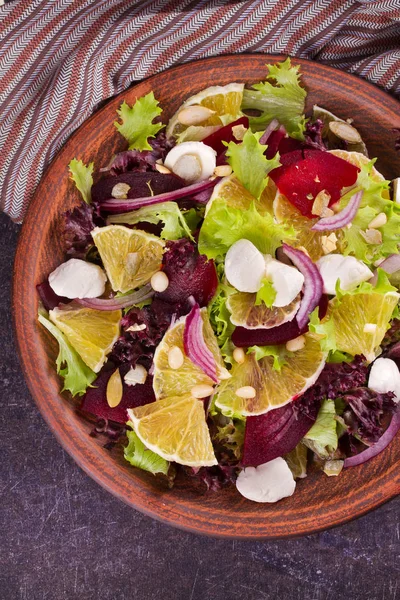 Mozzarella, Laranja, Beterraba, Cebola Vermelha, Nozes e Sementes Salada — Fotografia de Stock