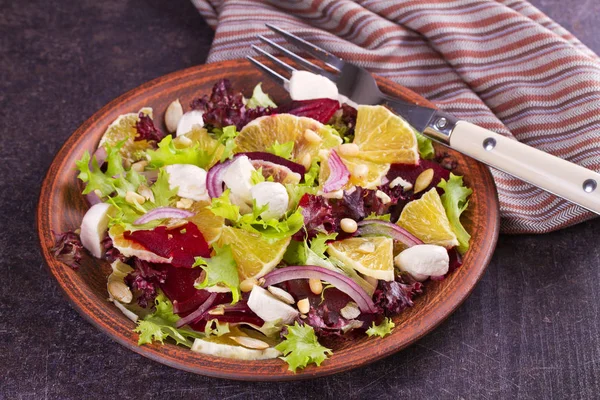 Ensalada de mozzarella, naranja, remolacha, cebolla roja, nueces y semillas —  Fotos de Stock