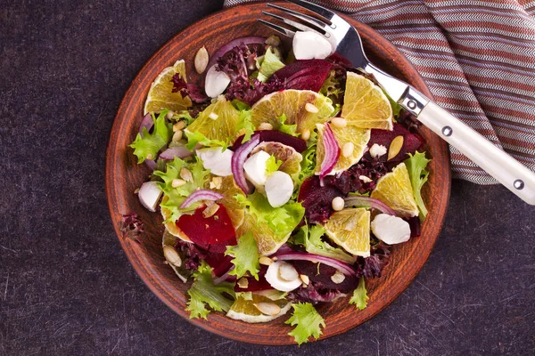 Ensalada de mozzarella, naranja, remolacha, cebolla roja, nueces y semillas — Foto de Stock