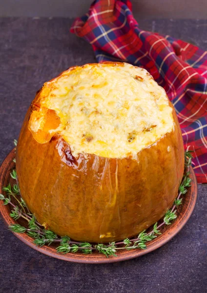 Calabaza rellena con carne, arroz, champiñones, pimienta y tomillo. Calabaza de mantequilla al horno con arroz — Foto de Stock