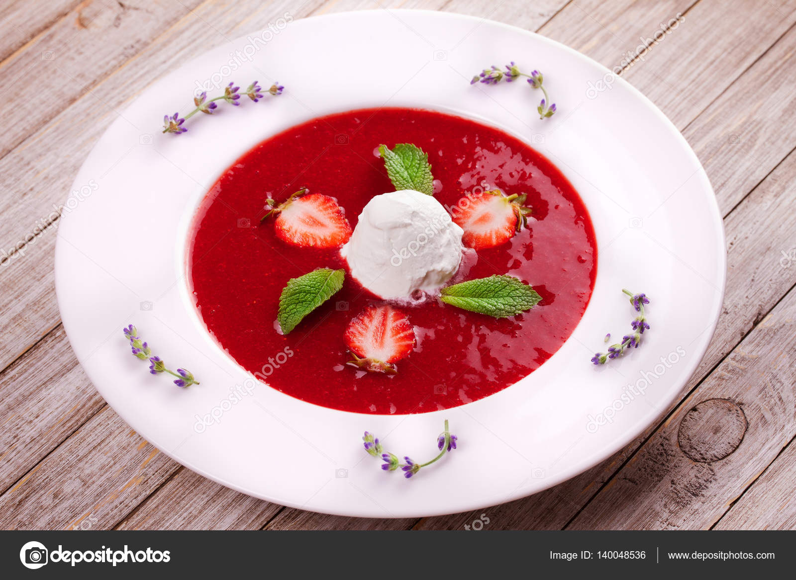 Erdbeersuppe mit Eis und Minze. Pürierte Erdbeeren garniert mit ...