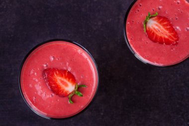 Berry smoothie çilek ve koyu ahşap arka plan lavanta çiçekleri ile süslenmiş