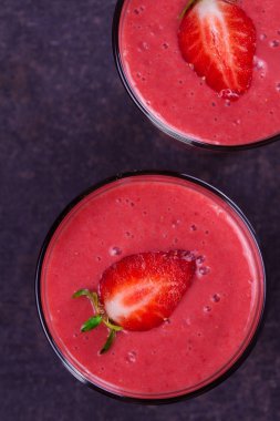 Berry smoothie çilek ve koyu ahşap arka plan lavanta çiçekleri ile süslenmiş