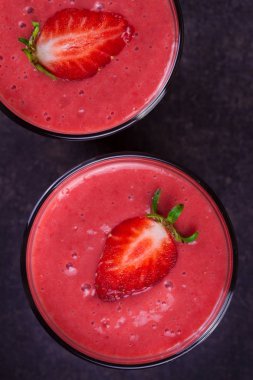 Berry smoothie çilek ve koyu ahşap arka plan lavanta çiçekleri ile süslenmiş