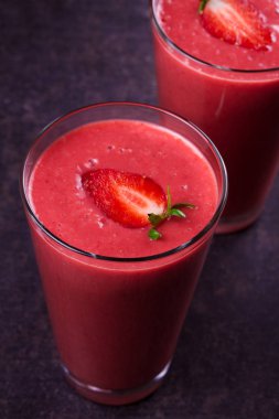 Berry smoothie çilek ve koyu ahşap arka plan lavanta çiçekleri ile süslenmiş