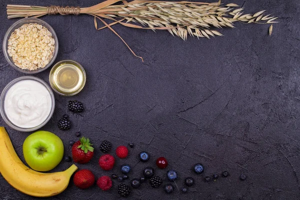 Tigelas de iogurte e flocos de aveia, maçãs frescas, mel e bagas de verão. Vista de cima, top shot estúdio de frutas. Configuração plana feita de alimentos saudáveis, espaço de cópia, composição horizontal — Fotografia de Stock