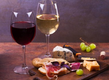 Kırmızı ve beyaz peynir ile şarap gözlük