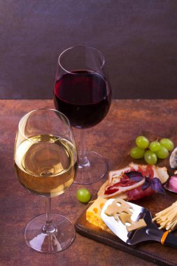 Kırmızı ve beyaz peynir ile şarap gözlük