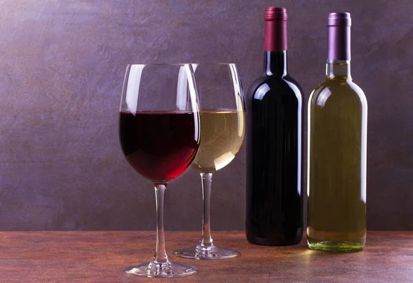 Glasses of red and white wine with cheese — Stock Photo, Image