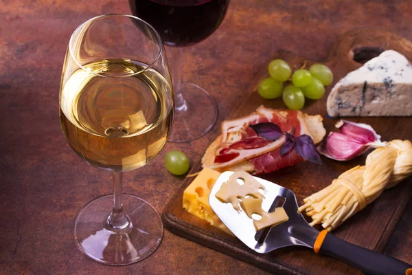 Ποτήρια κόκκινο και λευκό κρασί με τυρί — Φωτογραφία Αρχείου