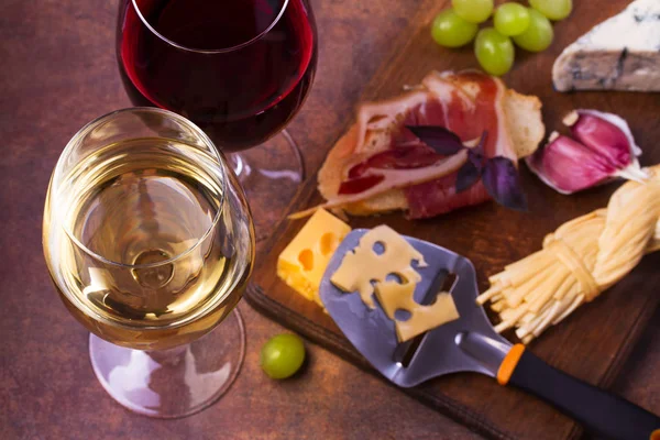 Copos de vinho tinto e branco com queijo — Fotografia de Stock