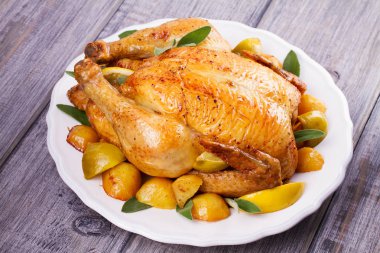 Tavuk limon, kireç ve adaçayı ile süslenmiş patates ile