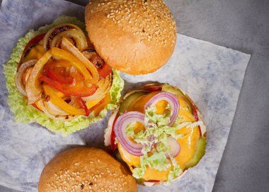 Sığır eti Burger kırmızı, sarı biber, napa lahana ve kaşar peyniri ile