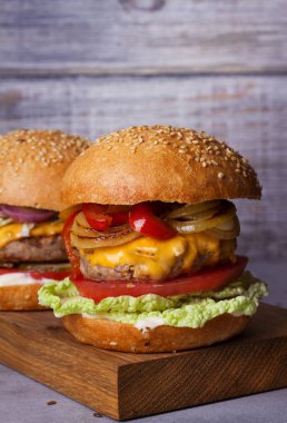 Sığır eti Burger kırmızı, sarı biber, napa lahana ve kaşar peyniri ile