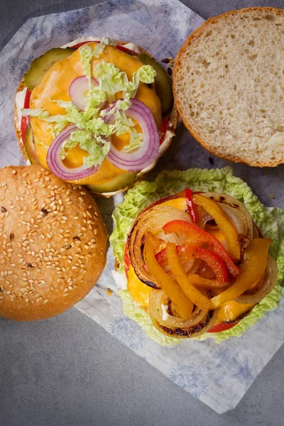 Marha hamburgerek, piros, sárga paprika, napa káposzta és a cheddar sajt — Stock Fotó