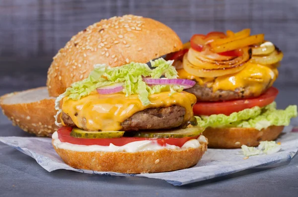 Hamburguesas de ternera con pimientos rojos, amarillos, col de napa y cheddar — Foto de Stock