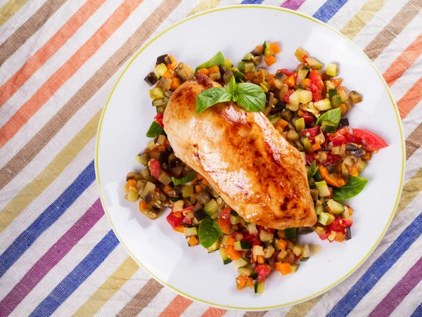 Chicken breast with sauteed vegetables — Stock Photo, Image