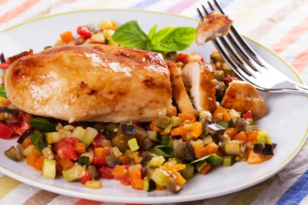 Chicken breast with sauteed vegetables — Stock Photo, Image