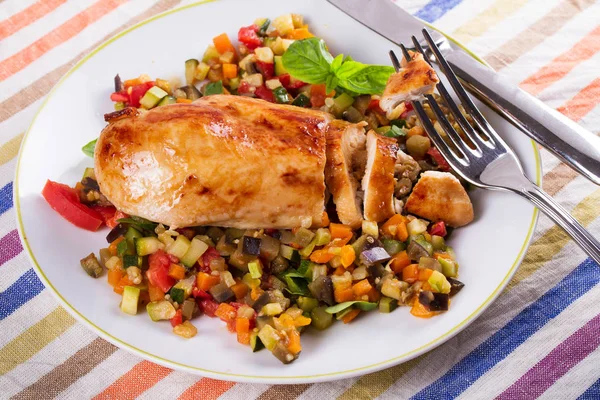 Chicken breast with sauteed vegetables — Stock Photo, Image