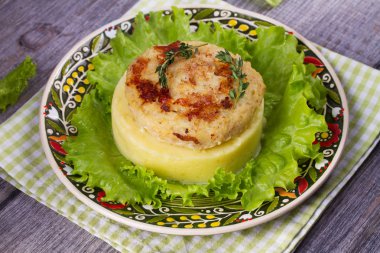 Balık patty ile patates püresi ve marul