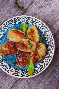 Balık köftesi veya kek mavi plaka üzerinde