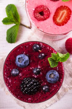 Nane ile süslenmiş yaz meyve güler yüzlü