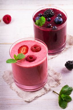 Nane ile süslenmiş yaz meyve güler yüzlü