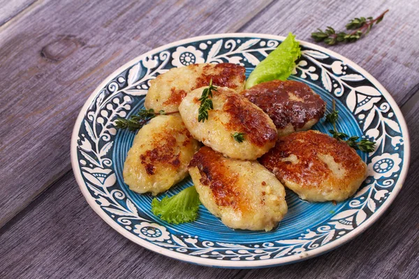 Patatas o pasteles de pescado en plato azul —  Fotos de Stock