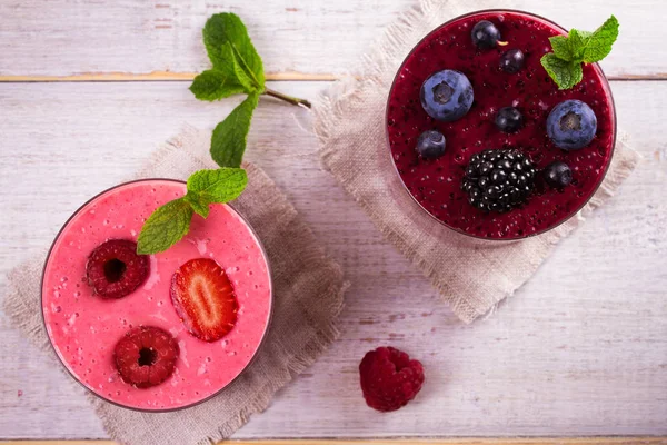 Batido de bayas de verano adornado con menta —  Fotos de Stock