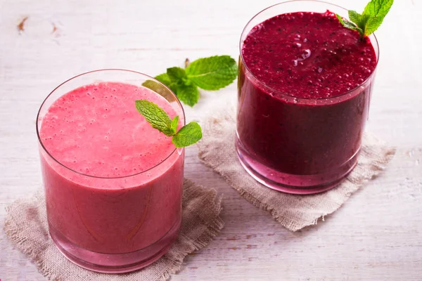 Batido de bayas de verano adornado con menta — Foto de Stock