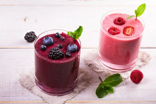 Batido de bayas de verano adornado con menta — Foto de Stock