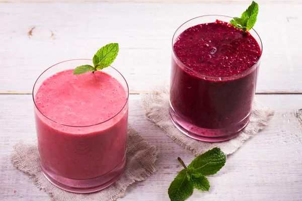 Smoothie de bagas de verão decorado com hortelã — Fotografia de Stock