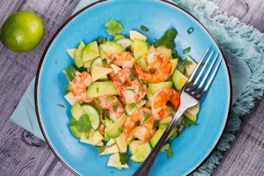 Karides, avokado, elma ve soğan salatası