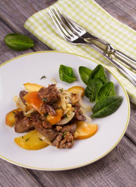 Karaciğer apple, ıspanak ve soğan ile