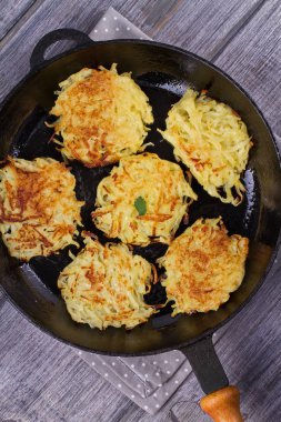 Yoğurt soslu patates gözlemesi. Sebze börek