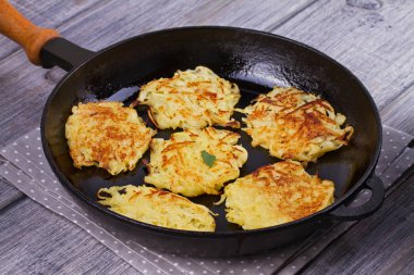 Yoğurt soslu patates gözlemesi. Sebze börek