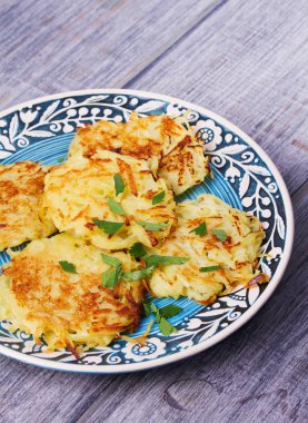 Yoğurt soslu patates gözlemesi. Sebze börek