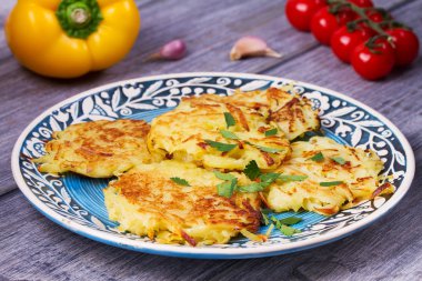 Yoğurt soslu patates gözlemesi. Sebze börek